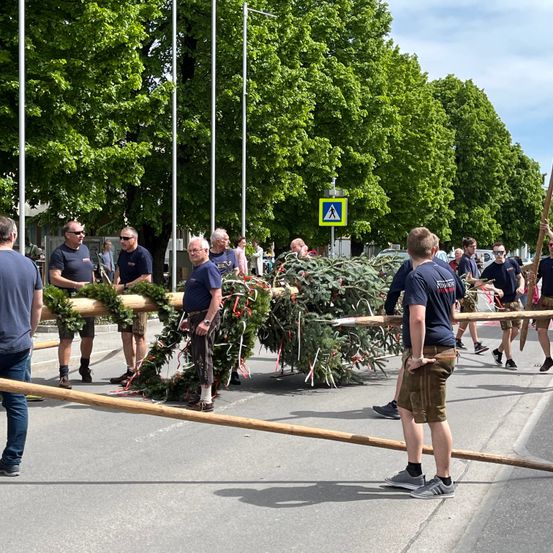 Bild enthält, Shoe, Person, Adult, Male, Man, Boy, Teen, People, Wristwatch, Shorts