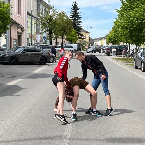 Bild enthält, Fighting, Person, Shoe, Car, Boy, Male, Teen, Neighborhood, Wheel, Shorts
