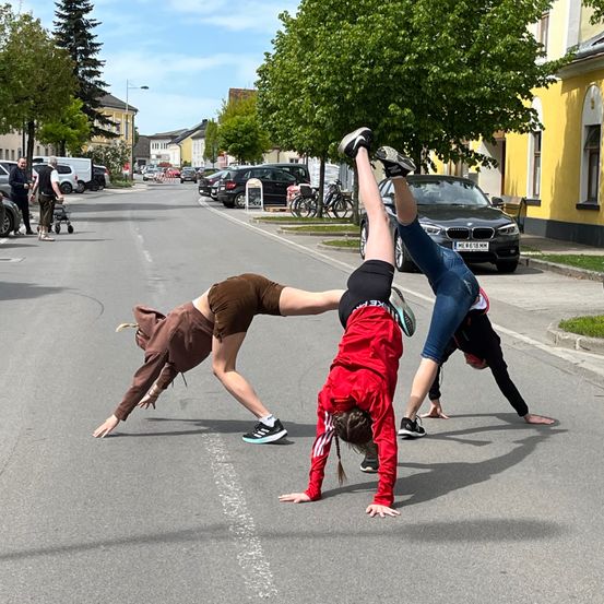 Bild enthält, Shoe, Wheel, Shorts, Person, Car, Bicycle, Adult, Female, Woman, Fighting