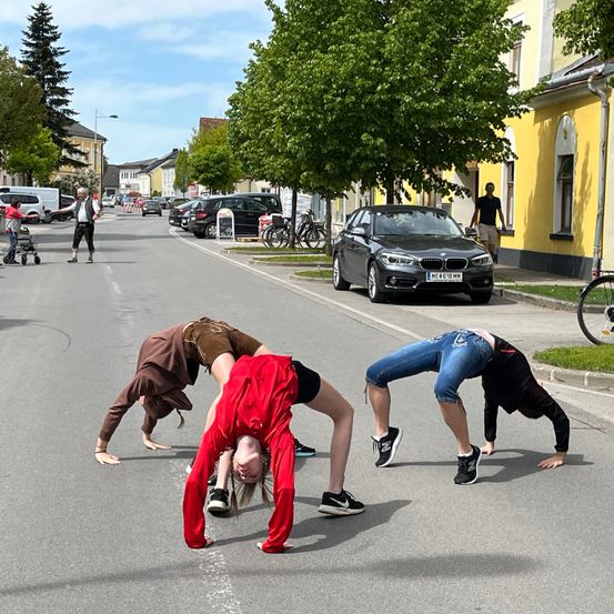Bild enthält, Person, Wheel, Car, Bicycle, Shoe, Shorts