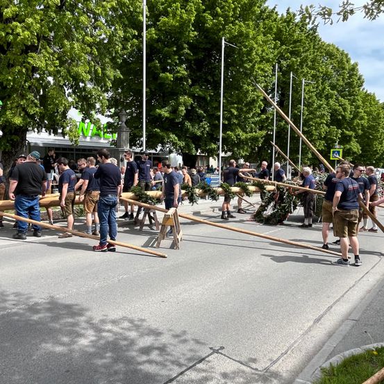 Bild enthält, People, Person, Footwear, Shoe, Jeans, Shorts, Handbag, Hat