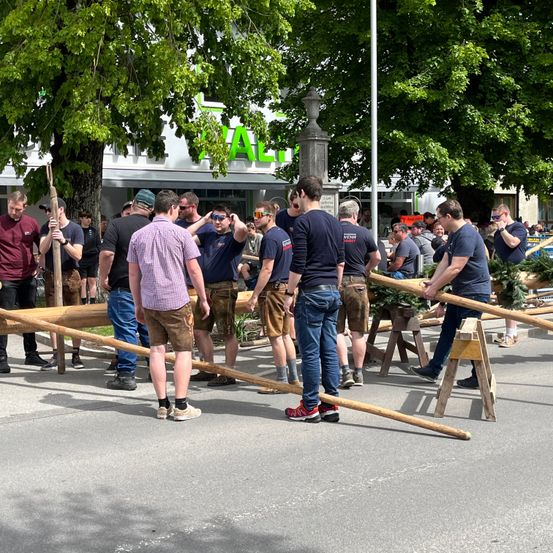 Bild enthält, People, Person, Shoe, Adult, Male, Man, Wristwatch, Shorts, Hat, Glasses