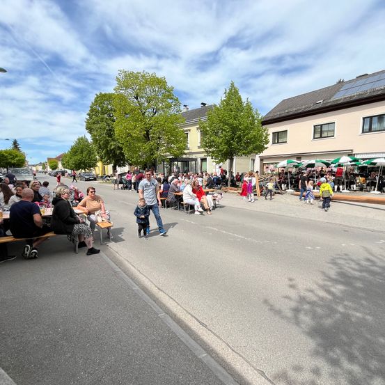 Bild enthält, Neighborhood, City, Road, Street, Urban, People, Person, Shoe, Car, Man
