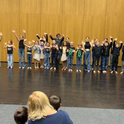 Bild enthält, Group Performance, Person, Pants, Adult, Female, Woman, Coat, Dancing, Head, Face