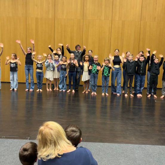 Bild enthält, Group Performance, Person, Pants, Adult, Female, Woman, Coat, Dancing, Head, Face