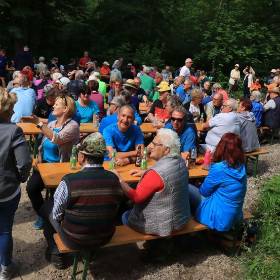 Bild enthält, Adult, Female, Person, Woman, Shoe, People, Hat, Male, Man, Cafeteria