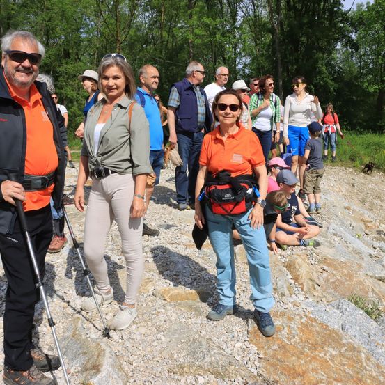 Bild enthält, Hiking, Person, Walking, Shoe, Ring, Hat, Glasses, Handbag, Wristwatch, Man