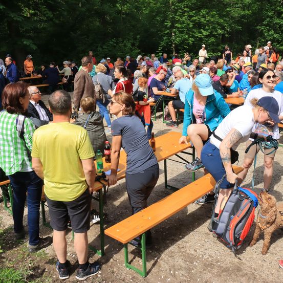 Bild enthält, Shoe, Adult, Male, Man, Person, Park, Hat, Backpack, Female, Woman