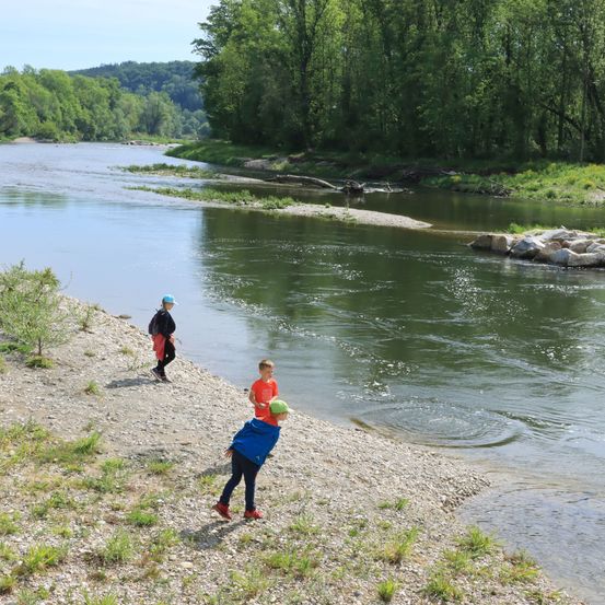 Bild enthält, Nature, Outdoors, Scenery, Vegetation, Pond, Water, Wilderness, Shoe, Path, Person