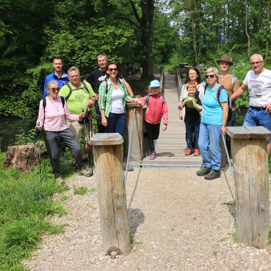 Bild enthält, Tree, Walking, Vegetation, Path, Park, Hiking, Shoe, Hat, Wristwatch, Pants