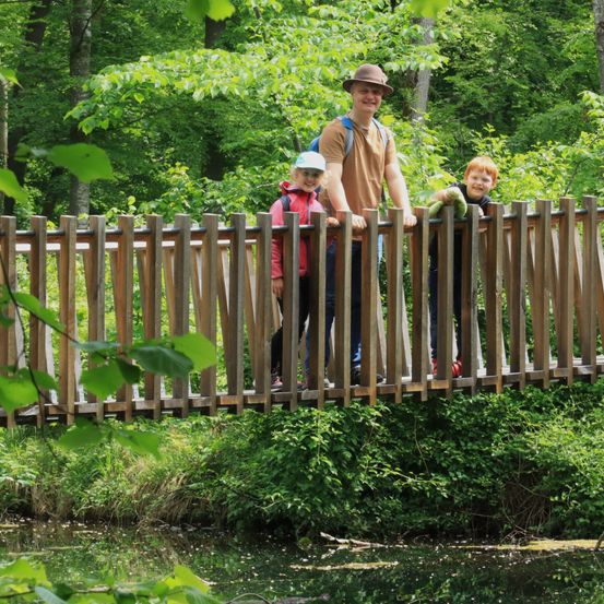 Bild enthält, Nature, Outdoors, Yard, Vegetation, Hat, Person, Garden, Tree, Woodland, Necklace