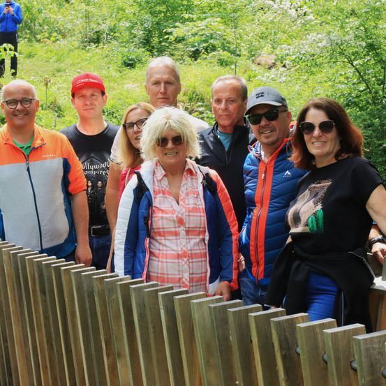 Bild enthält, Adult, Female, Person, Woman, Glasses, Hat, Fence, Male, Man, Child