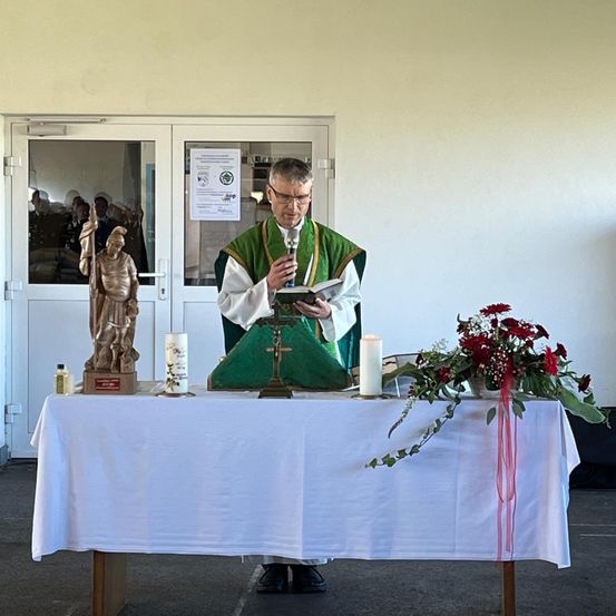 Bild enthält, Person, Priest, Face, Head