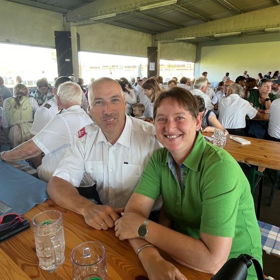 Bild enthält, Indoors, Restaurant, Adult, Male, Man, Person, Cafeteria, Urban, Table, Portrait