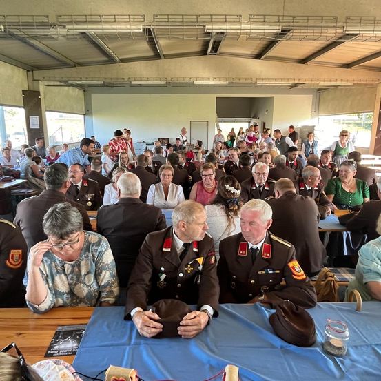 Bild enthält, Adult, Female, Person, Woman, Officer, Military, Military Officer, Male, Man, Face