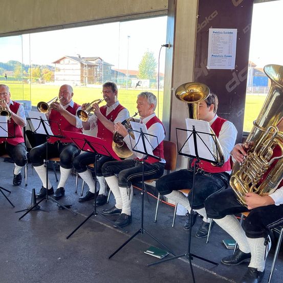 Bild enthält, Group Performance, Person, Music Band, Musical Instrument, Horn, Tuba, Adult, Male, Man, Glasses