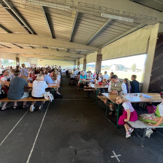 Bild enthält, Urban, Cafeteria, Indoors, Restaurant, Adult, Female, Person, Woman, Child, Girl