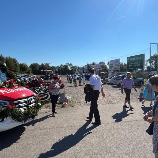Bild enthält, People, Person, Adult, Female, Woman, Shoe, Wheel, Wristwatch, Motorcycle, Car