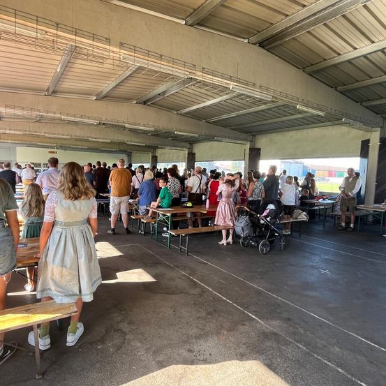 Bild enthält, Cafeteria, Indoors, Restaurant, Furniture, Lounge, Child, Female, Girl, Person, Urban