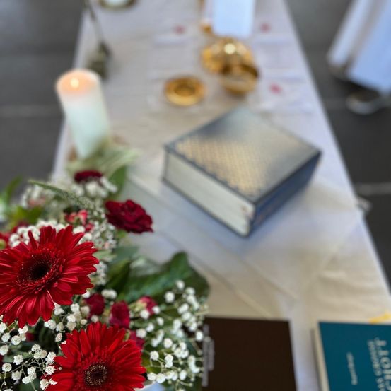 Bild enthält, Flower, Flower Arrangement, Flower Bouquet, Petal, Book, Publication, Daisy, Table, Rose, Tabletop
