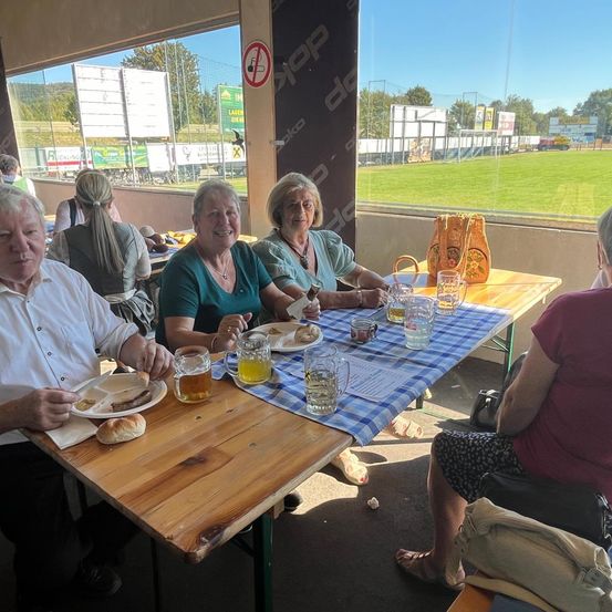 Bild enthält, Adult, Female, Person, Woman, Table, Brunch, People, Tabletop, Beer, Outdoors