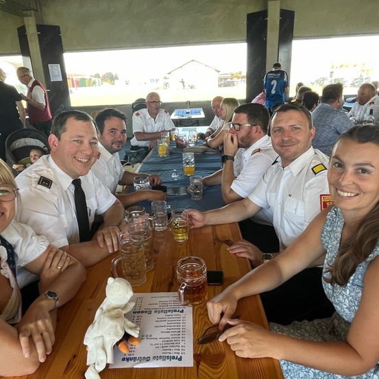 Bild enthält, Person, Portrait, Urban, Table, Adult, Male, Man, Dining Table, Glasses, Beer