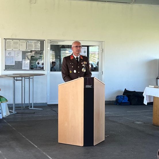 Bild enthält, Crowd, Person, Audience, Podium, Speech, Adult, Male, Man, Handbag, Officer