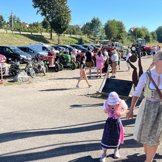 Bild enthält, People, Person, Walking, Child, Female, Girl, Car, Outdoors, Wheel, Shoe