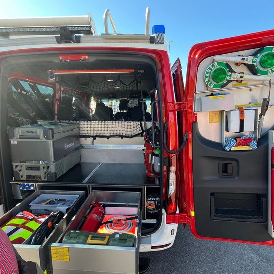 Bild enthält, Stretcher, Transportation, Vehicle, Adult, Male, Man, Person, Gas Pump, Machine, Pump