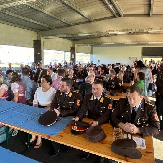 Bild enthält, Adult, Female, Person, Woman, Officer, Military, Military Officer, Male, Man, Shoe