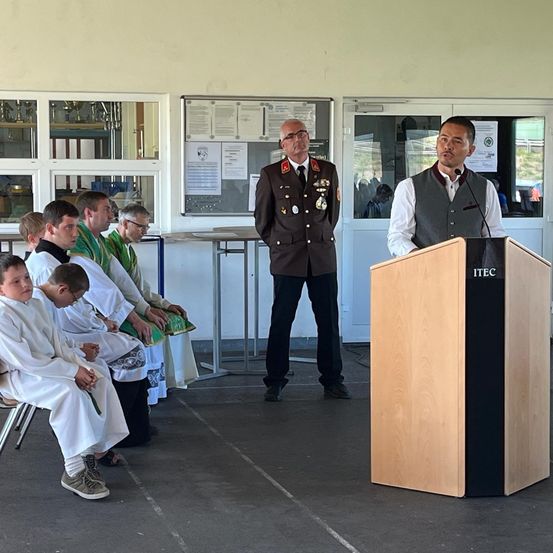 Bild enthält, Crowd, Person, Audience, Adult, Male, Man, Speech, Coat, Podium, Tie