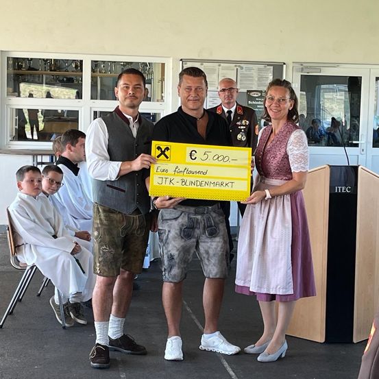 Bild enthält, Crowd, Person, Adult, Female, Woman, Male, Man, Shorts, Audience, Glasses