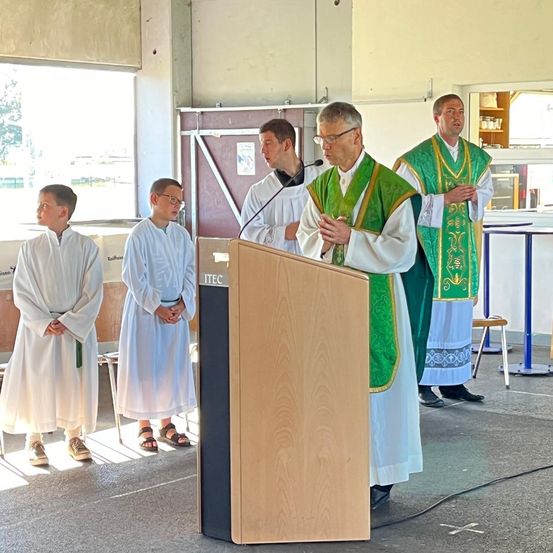 Bild enthält, Crowd, Person, Audience, Speech, Adult, Male, Man, Podium, Glasses, Face