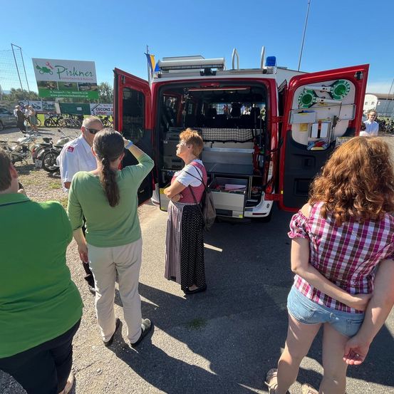 Bild enthält, Person, Clothing, Shorts, Transportation, Truck, Vehicle, Accessories, Sunglasses, Car, Wheel