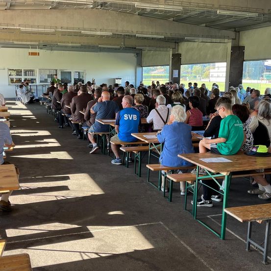 Bild enthält, Cafeteria, Indoors, Restaurant, Adult, Male, Man, Person, People, Building, Shoe