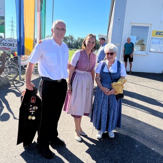 Bild enthält, People, Person, Photobombing, Adult, Female, Woman, Male, Man, Shorts, Glasses