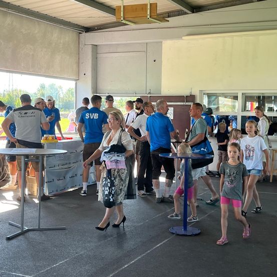 Bild enthält, Table, People, Person, Desk, Adult, Female, Woman, Male, Man, Glasses