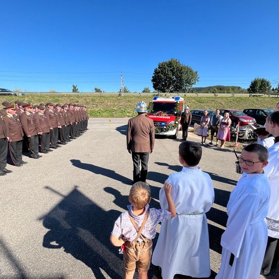 Bild enthält, People, Person, Adult, Male, Man, Boy, Child, Coat, Officer, Car