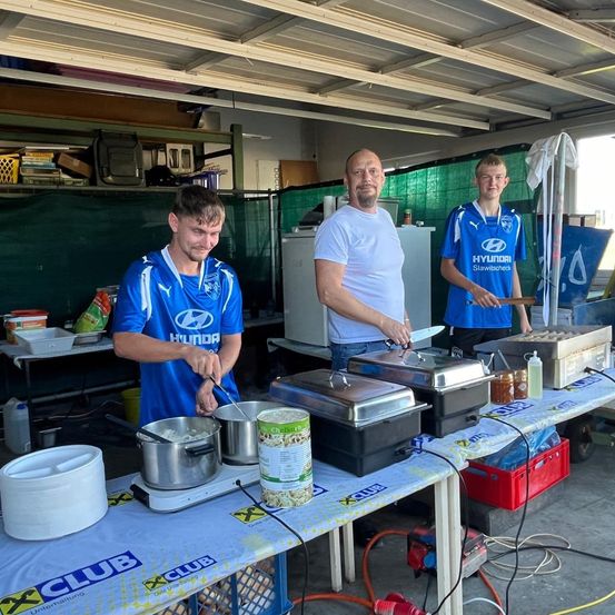 Bild enthält, Adult, Male, Man, Person, Boy, Teen, Tape, Face, Head