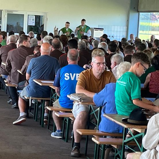 Bild enthält, Person, Student, People, Adult, Male, Man, Glasses, Crowd, Boy, Child