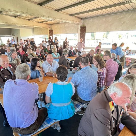 Bild enthält, People, Person, Adult, Female, Woman, Male, Man, Crowd, Indoors, Child