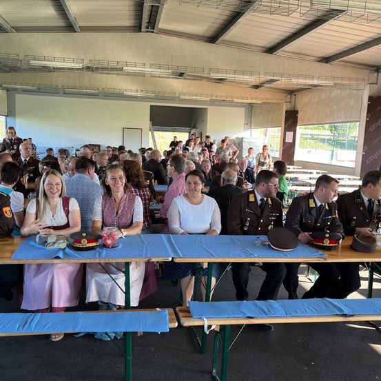 Bild enthält, People, Person, Adult, Female, Woman, Male, Man, Cafeteria, Restaurant, Bride