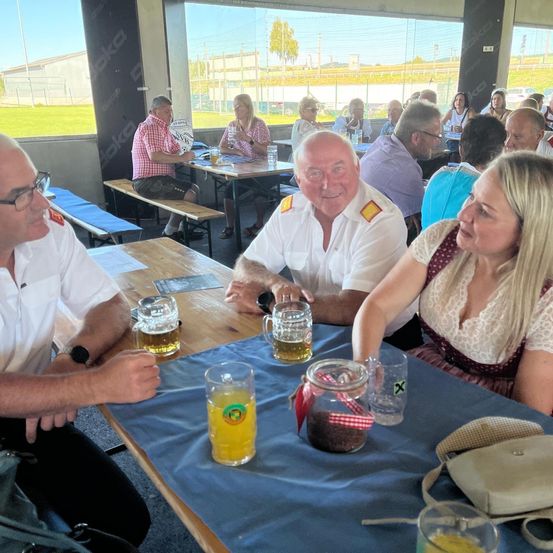 Bild enthält, Adult, Male, Man, Person, Female, Woman, Portrait, Restaurant, Boy, Teen