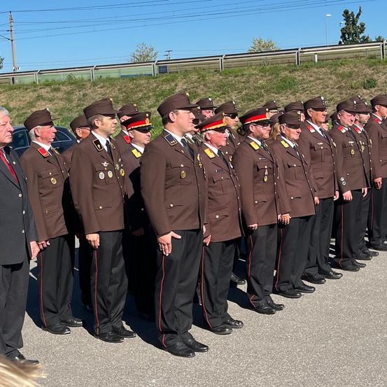 Bild enthält, Officer, Person, Adult, Male, Man, People, Police Officer, Coat, Car, Military