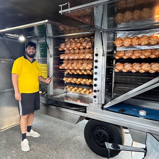 Bild enthält, Adult, Male, Man, Person, Shop, Meat, Pork, Shorts, Tape, Dagger