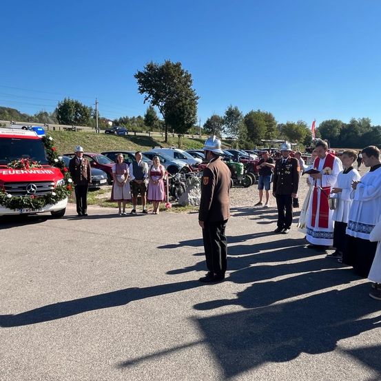 Bild enthält, People, Person, Car, Transportation, Vehicle, Machine, Wheel, Clothing, Coat, Hat