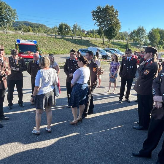 Bild enthält, Officer, Person, Adult, Female, Woman, Shorts, Police Officer, People, Coat, Man