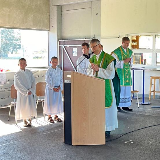 Bild enthält, Crowd, Person, Audience, Adult, Female, Woman, Speech, Podium, Male, Man