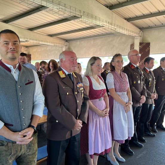 Bild enthält, People, Person, Adult, Male, Man, Officer, Coat, Lady, Face, Groupshot