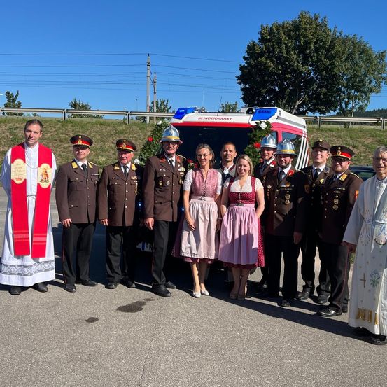 Bild enthält, Clothing, Coat, Person, Adult, Male, Man, Skirt, Funeral, People, Coffin